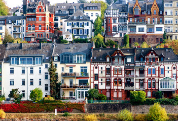Reihen von malerischen Häusern am Rheinufer in historischen Stadt Koblenz.
