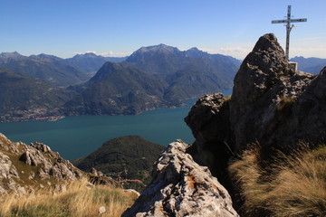 Ziel erreicht! / Gipfel des Monte Grona mit Blick zum Comer See
