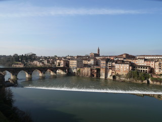 Fototapeta premium Vue d'Albi sur le Pont-vieux et le Tarn