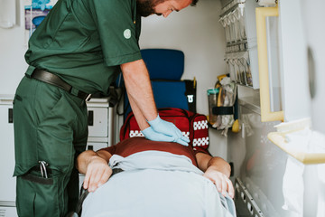 Paramedic resuscitating a patient in an ambulance © Rawpixel.com