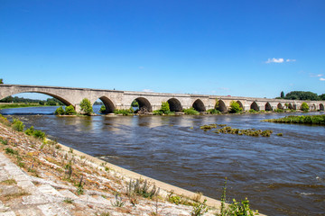 Fototapeta premium Beaugency. Le pont. Loiret. Centre-Val de Loire