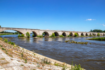 Fototapeta na wymiar Beaugency. Le pont. Loiret. Centre-Val de Loire