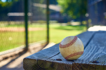 Baseball on bench - obrazy, fototapety, plakaty