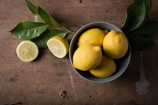 tavolo con limoni