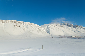 dick verschneite Landschaft