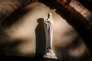 statua religiosa della madonna posta in una nicchia