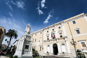 Piazza Eleonora d'arborea Oristano con al centro l'opima statua