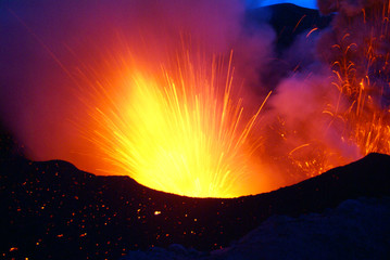 バヌアツの火山が噴火している瞬間