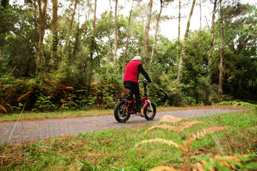 Naklejka premium séniors en vélo 