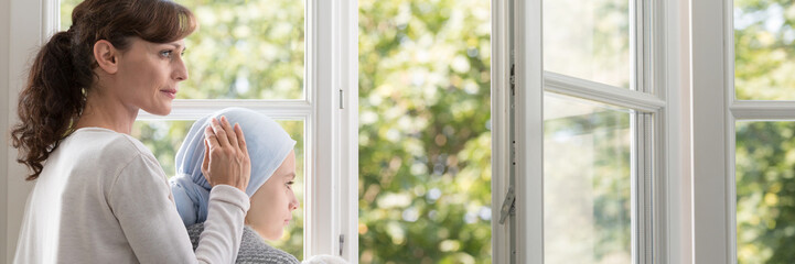 Panorama of caregiver supporting sick kid with leukemia in the hospital © Photographee.eu