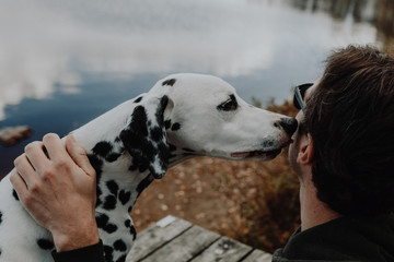 Mann an einem See mit seinem Hund beste Freunde / Guy At The Lake With Dog Best Friends