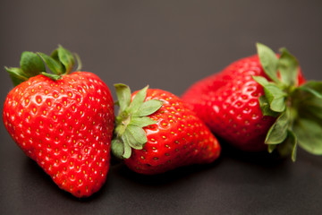 trois fraises en gros plan