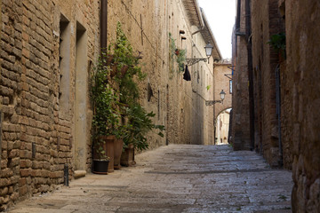 Alley of a hamlet / Vicolo di un borgo

Characteristic alley of a historic hamlet, with arch, street made with stones, and walls