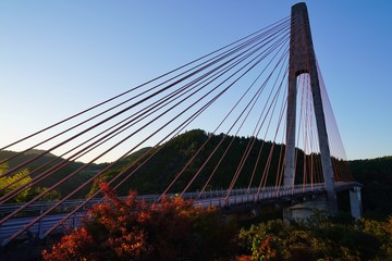 夕日を浴びた鮎の瀬大橋の風景