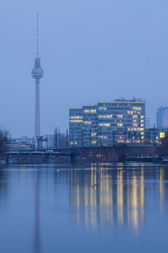 Berlin early morning Jannowitzbr&uuml;cke inner city winter snow Spree, S-Bahn, Fernsehturm Wintermorgen Tagesanbruch, fr&uuml;he Morgenstunden Arbeitsbeginn Fr&uuml;hschicht Morgengrauen diesig blaue stunde