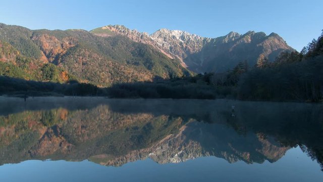 長野県上高地 大正池の紅葉と映り込み