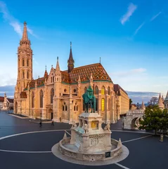 Foto auf Acrylglas Budapest, Hungary - The beaoutiful Matthias Church (Matyas templom) at sunrise with clear blue sky © zgphotography