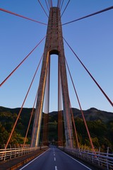 Obraz premium 夕日を浴びた鮎の瀬大橋の風景