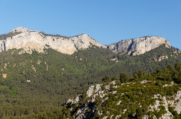 Fototapeta na wymiar Peaks of Toulon mountain in the south of France