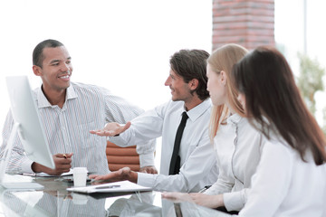 Obraz premium Young businesspeople working on computer in office