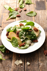 spinach salad with apple and pecan