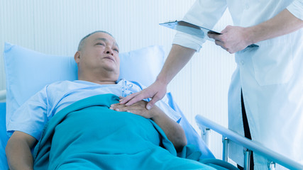 The doctor records the patient's illness at the hospital.