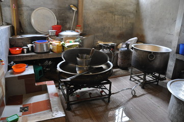 Küche mit Gaskocher und Töpfen in Indien