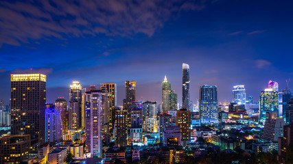 Obraz premium kolorowe oświetlenie budynku miejskiego w nocy