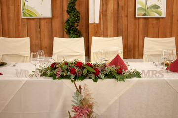 Hochzeitstisch mit Blumendekoration