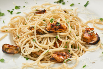 clams spaghetti on white ceramic plate
