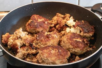 Frikadellen mit Schafskäse gebraten in einer Pfanne 
