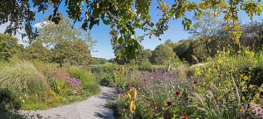 Schönes Landschaftspanorama Herbst im Westpark München