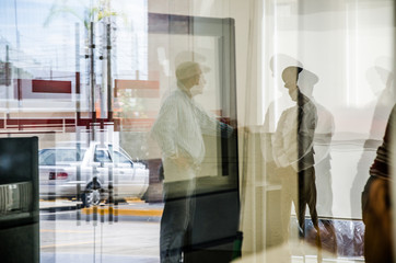 Fototapeta premium siluetas y reflejos en oficina, guardia de seguridad, vidrios y ventanas de hospital con reflejos