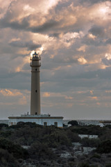 Fototapeta premium Faro entre nubes