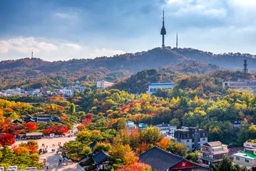 Poster Herfst in het traditionele dorp namsangol hanok in seoul, Zuid-Korea © sayan