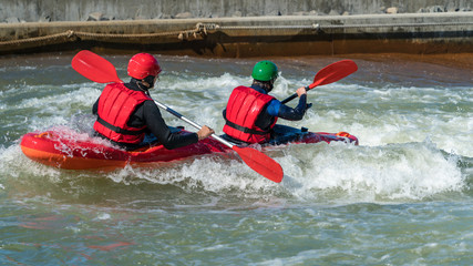 Wildwasser Rafting, Kajakfahren in Stromschnellen
