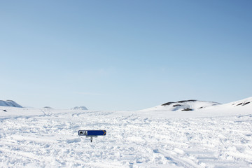 Fototapeta na wymiar 雪で埋まる標識