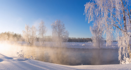 зимний пейзаж на Уральской реке с туманом и деревьями в снегу, Россия 