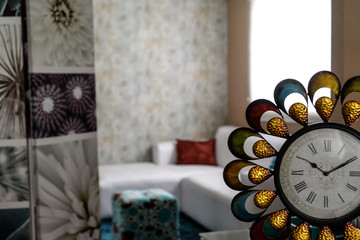 fejor floreado con colores, decoracion interior de casa minimalista, papel tapiz color claro, interiorismo