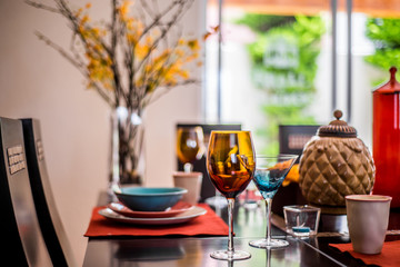 decoracion interior de casa con flores amariilas, mesa, copas, montaje de eventos