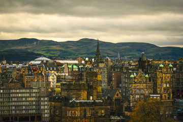 Naklejka premium Edynburg linia horyzontu przy jutrzenkowym zmierzchem z dramatycznym niebem i Edynburg budynkami i architektury turystyki podróży pojęciem Szkocja