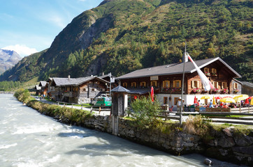 Fototapeta na wymiar Holzhäuser in Innergschlöß im Tauerntal, Osttirol