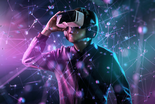 Mann mit Virtual Reality Brille in 3D Umgebung