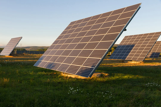 Placas o paneles Solares en el Campo al atardecer