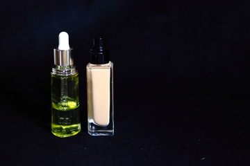 リキッドファンデーションと美容液(黒背景)	