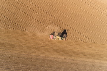 Bauer bearbeitet sein Feld mit einer Landmaschine