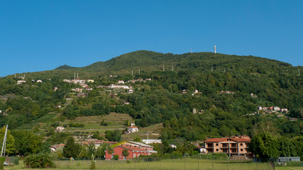 Fototapeta na wymiar Dongo, Ortsteil von Gravedona, mit Blick auf die Berge