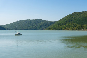 Fototapeta na wymiar The yacht is anchored on the lake
