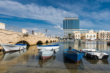 Fototapeta na wymiar Gallipoli – Blick zur Neustadt und Fischerhafen; Apulien
