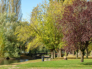Ville de Vichy dans l'Allier. Parc du centre omnisports Pierre-Coulon sur la rive gauche de...